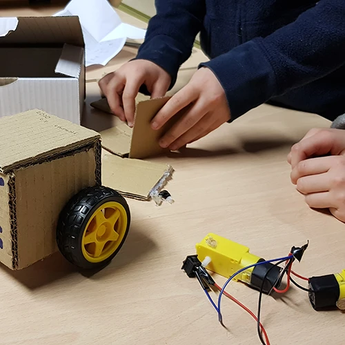 Enfant construisant un robot avec le kit PlayfulKit