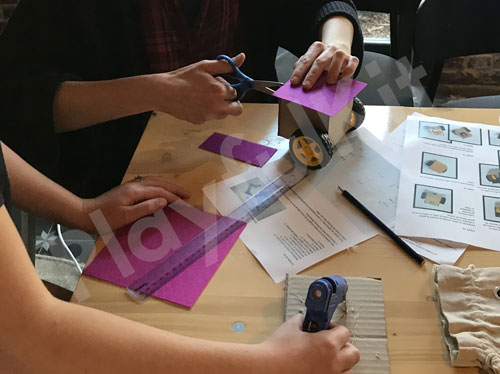 Atelier PlayfulKit à La Ferme aux Oies - Gaby expliquant le robot